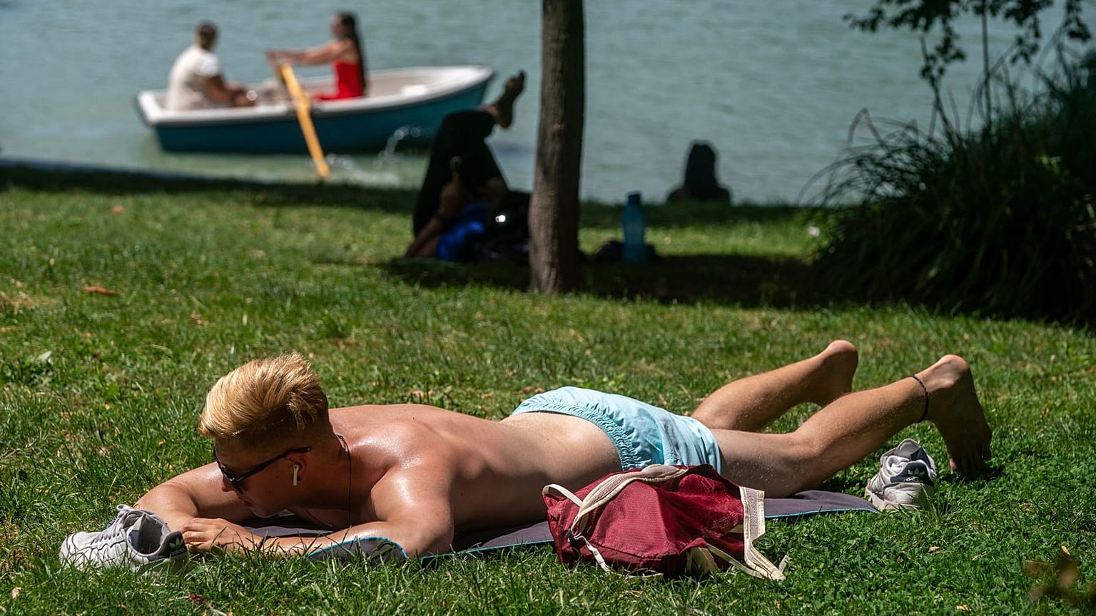 Un joven toma el sol en Madrid, España, durante las abrasadoras temperaturas de agosto de 2021.