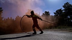 Die Feuerwehr versucht, einen Waldbrand zu löschen.