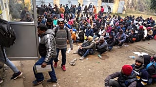 عمال هنود يطمحون إلى الحصول على وظائف في إسرائيل يصطفون خلال حملة توظيف في لكناو، الهند