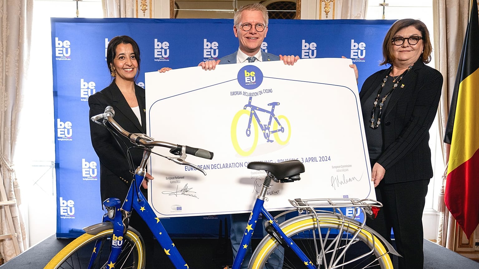 De izquierda a derecha: Karima Delli, Presidenta de la Comisión de Transportes del Parlamento Europeo, Georges Gilkinet, Viceprimer Ministro belga, y Adina Valean, Comisaria Europea de Transportes.