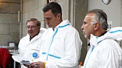 Fotografía facilitada por La Moncloa de la visita de Sánchez al laboratorio forense del Valle de Cuelgamuros este jueves
