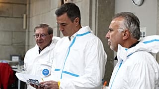 Fotografía facilitada por La Moncloa de la visita de Sánchez al laboratorio forense del Valle de Cuelgamuros este jueves