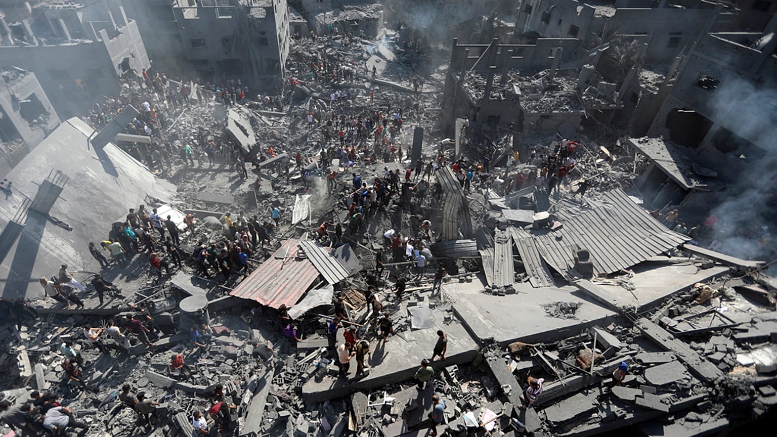 Palestinesi ispezionano le macerie degli edifici distrutti dopo gli attacchi aerei israeliani sulla città di Khan Younis, nel sud della Striscia di Gaza, il 26 ottobre 2023 