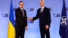 NATO-Generalsekretär Jens Stoltenberg (rechts) schüttelt dem ukrainischen Außenminister Dmytro Kuleba vor einem Treffen des NATO-Ukraine-Rates in Brüssel die Hand.