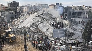 İsrail ordusunun Gazze'ye düzenlediği hava saldırısı sonucu enkaza dönen binalar