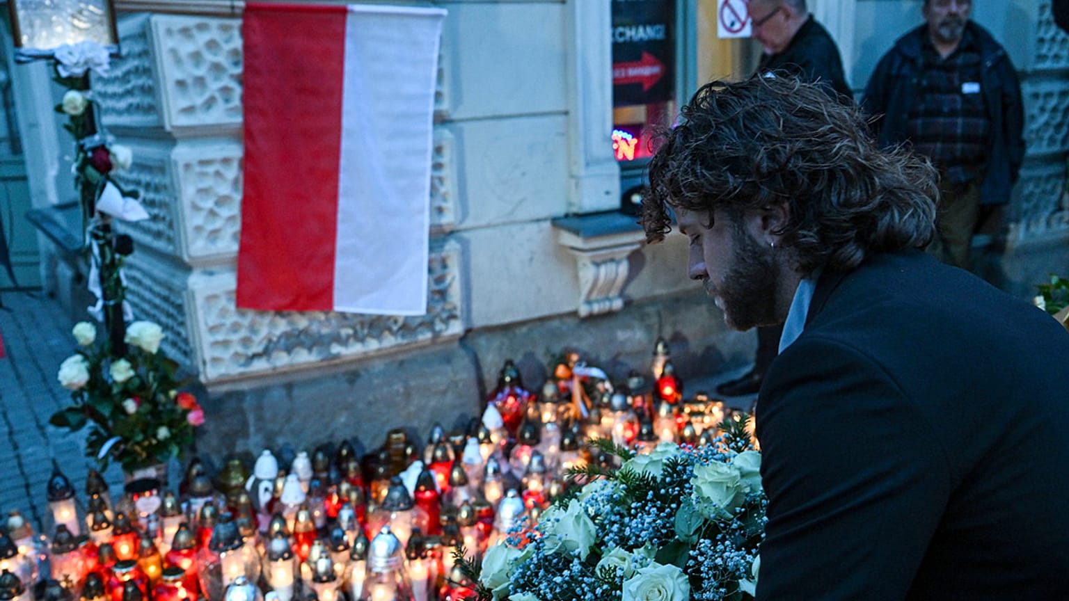 Candele e fiori in onore di Damian Soból, l'operatore umanitario polacco tra i sette uccisi da un attacco israeliano a Gaza, Przemysl, Polonia sud-est, 4 aprile 2024
