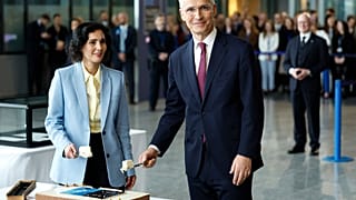 Secretário-Geral da NATO, Jens Stoltenberg, à direita, e a Ministra dos Negócios Estrangeiros da Bélgica, Hadja Lahbib, na sede da NATO em Bruxelas, quinta-feira