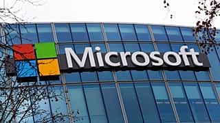 O logótipo da Microsoft é fotografado no exterior da sede em Paris.