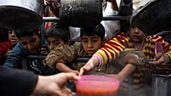 أطفال يتقدمون للحصول على وجبة غذاء في رفح. 2024/02/16
