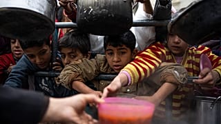 أطفال يتقدمون للحصول على وجبة غذاء في رفح. 2024/02/16