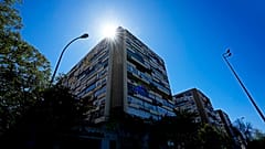 ARCHIVO: El sol brilla detrás de bloques de viviendas en Madrid, España, en abril de 2023.