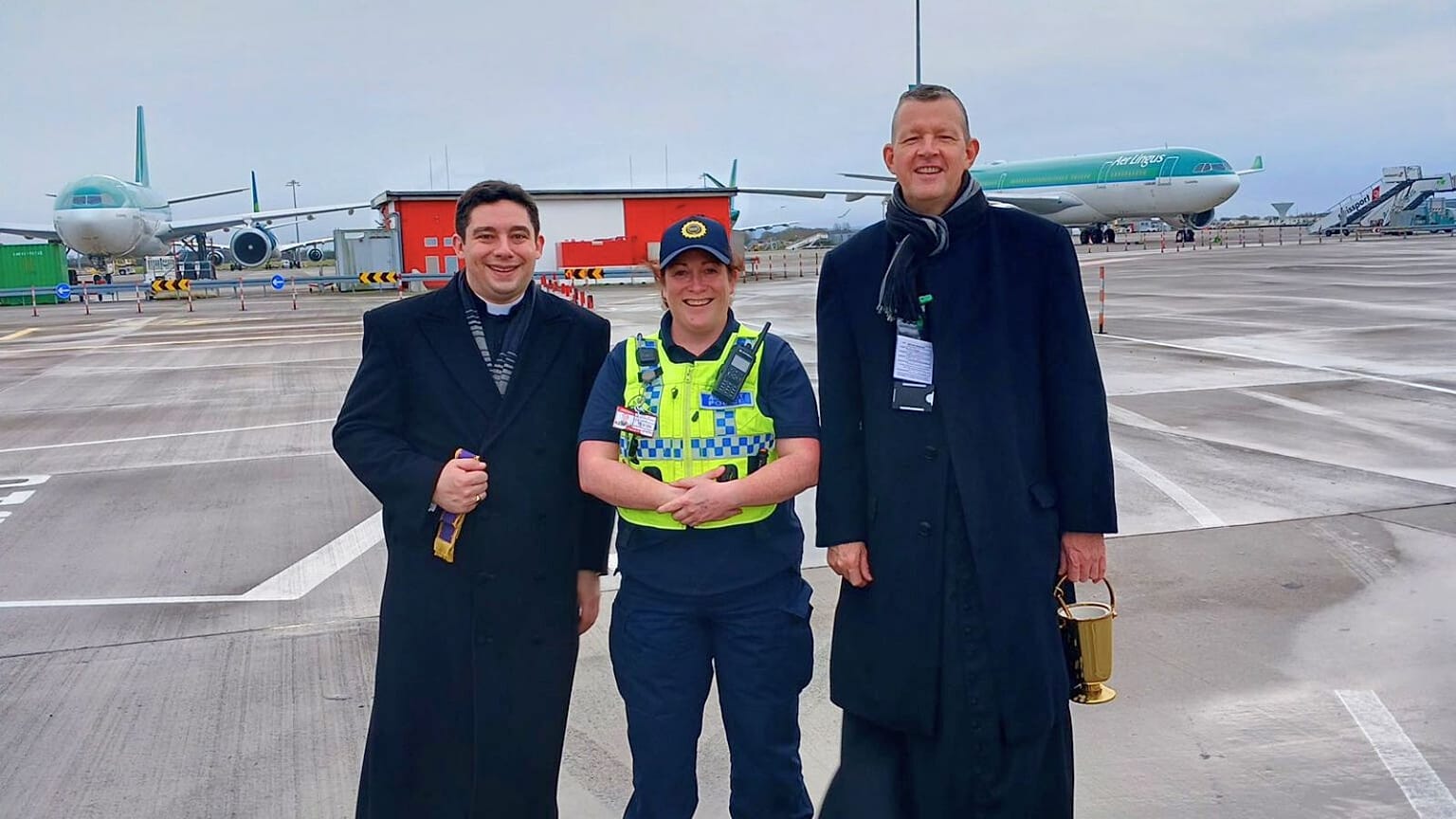 El padre Des Doyle llevando a cabo la bendición anual de los aviones el 25 de diciembre de 2023.