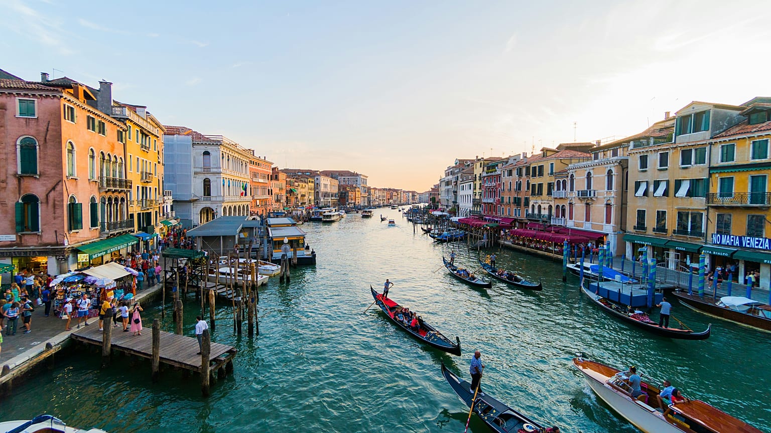 Un canal con góndolas en Venecia