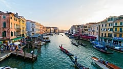 Un canal con góndolas en Venecia