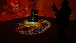 الزوار الذين يرتدون الكيمونو يستمتعون بافتتاح معرض أوكيوي للفن الغامر