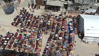 صلاة الجمعة بين أنقاض مسجد دمره القصف الإسرائيلي في رفح