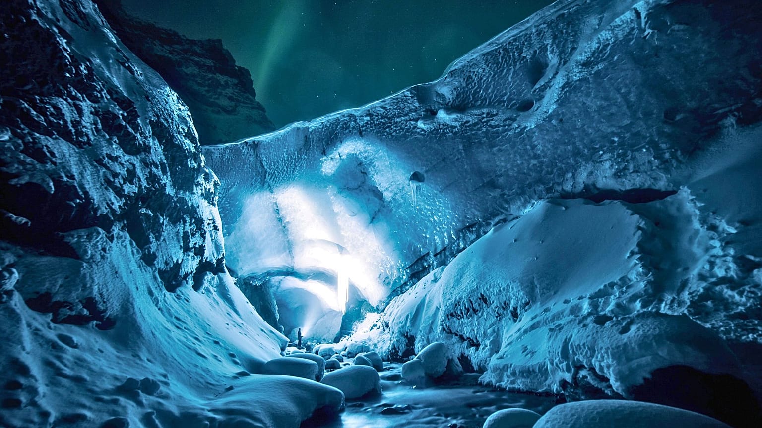 Um glaciar islandês numa caminhada com a Black Tomato.