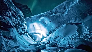 Ein isländischer Gletscher auf einer Wandertour mit Black Tomato.
