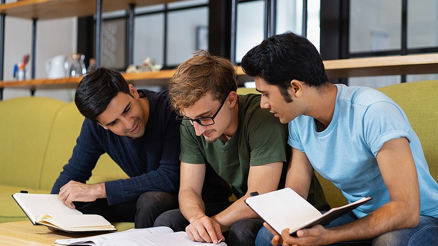 Tres jóvenes estudiantes.