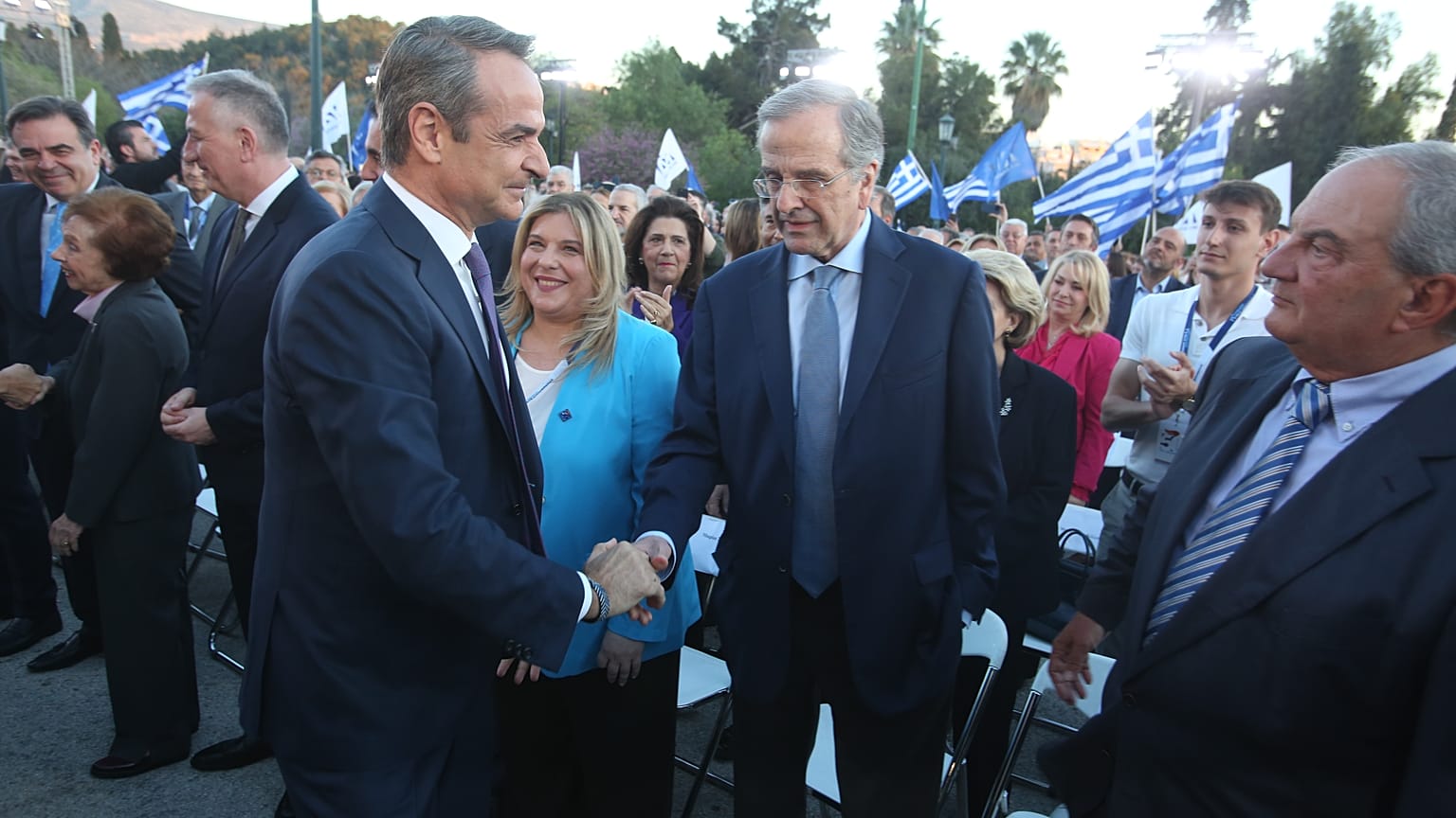 Ο πρωθυπουργός και πρόεδρος της ΝΔ Κυριάκος Μητσοτάκης (Α) ανταλλάσσει χαιρετισμό με τον Αντώνη Σαμαρά και τον Κώστα Καραμανλή (Δ) κατά την άφιξή του στο Ζάππειο Μέγαρο