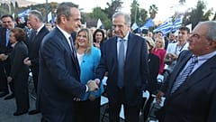 Ο πρωθυπουργός και πρόεδρος της ΝΔ Κυριάκος Μητσοτάκης (Α) ανταλλάσσει χαιρετισμό με τον Αντώνη Σαμαρά και τον Κώστα Καραμανλή (Δ) κατά την άφιξή του στο Ζάππειο Μέγαρο