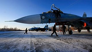 ILLUSZTRÁCIÓ: Szu-27-es készül küldetésre Petrozavodszk külterületén, 2012. február 10-én