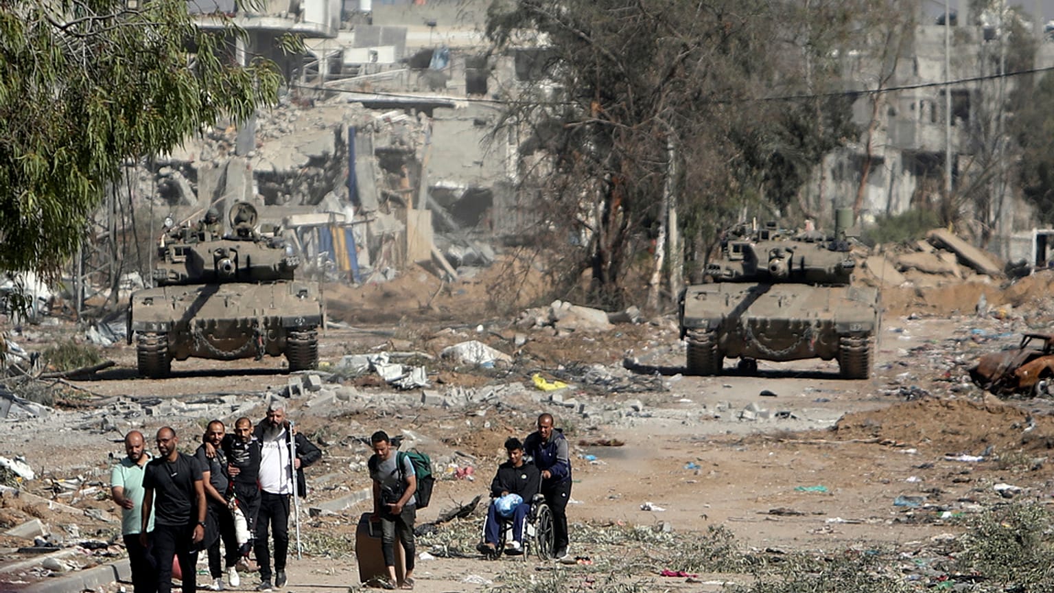 Des Palestiniens fuient vers le nord de Gaza le 24 novembre 2023.
