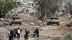 Des Palestiniens fuient vers le nord de Gaza le 24 novembre 2023.