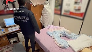 2024. április 5-én, pénteken közzétett felvételeiből készítettek, egy hálószoba látható egy műhelyben, ahol bőrruhákat készítettek Észak-Olaszországban. 