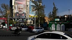 صورة عملاقة للعميد في الحرس الثوري الإيراني محمد رضا زاهدي الذي اغتالته إسرائيل في دمشق مرفوعة في أحد شوارع طهران