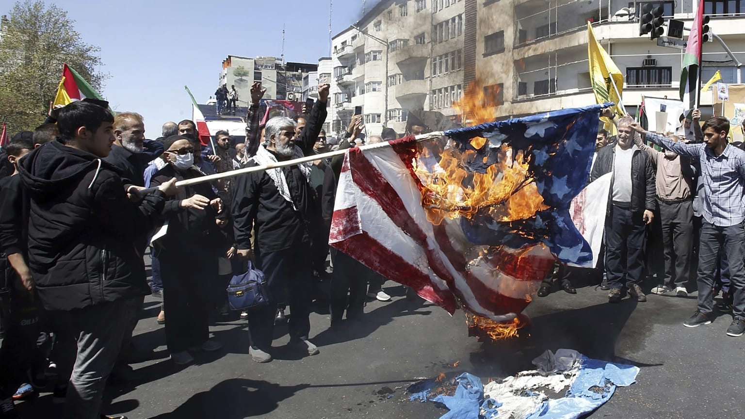 Felhergelt tüntetők amerikai és izraeli zászlókat égetnek Teheránban