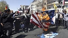 Felhergelt tüntetők amerikai és izraeli zászlókat égetnek Teheránban