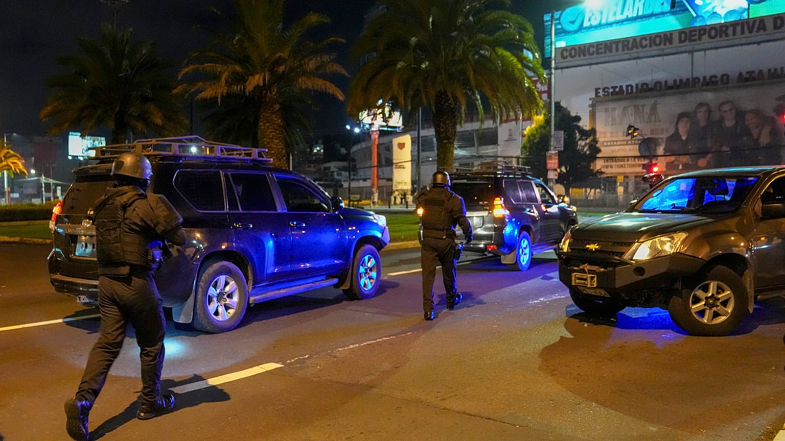 Ekvador'daki Meksika BÜyükelçiliği'nin önündeki güvenlik güçleri