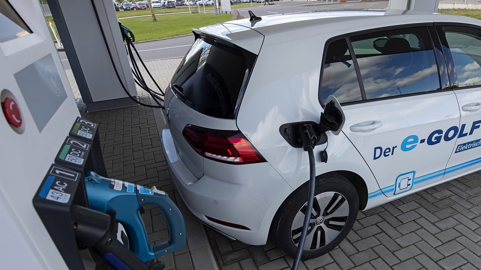 Archív fotó: elektromos autó töltése Németországban