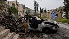  سيارة دمرت في غارة للجيش الإسرائيلي في مخيم جنين للاجئين بالضفة الغربية يوم الأربعاء 27 مارس 2024.