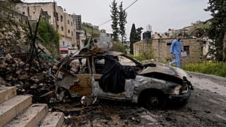 سيارة دمرت في غارة للجيش الإسرائيلي في مخيم جنين للاجئين بالضفة الغربية يوم الأربعاء 27 مارس 2024.