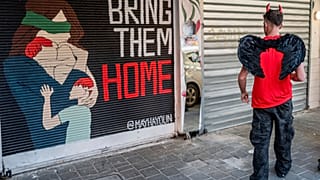 Hamas'ın rehin aldığı İsraillilerin geri getirilmesi için hazırlanmış bir duvar afişi