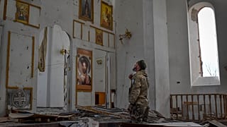 Ukrán katona egy megrongálódott templomban