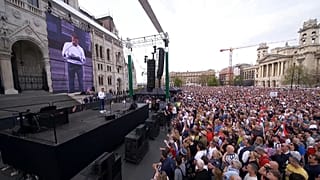 Magyar Péter beszél a teljesen megtelt Kossuth téren