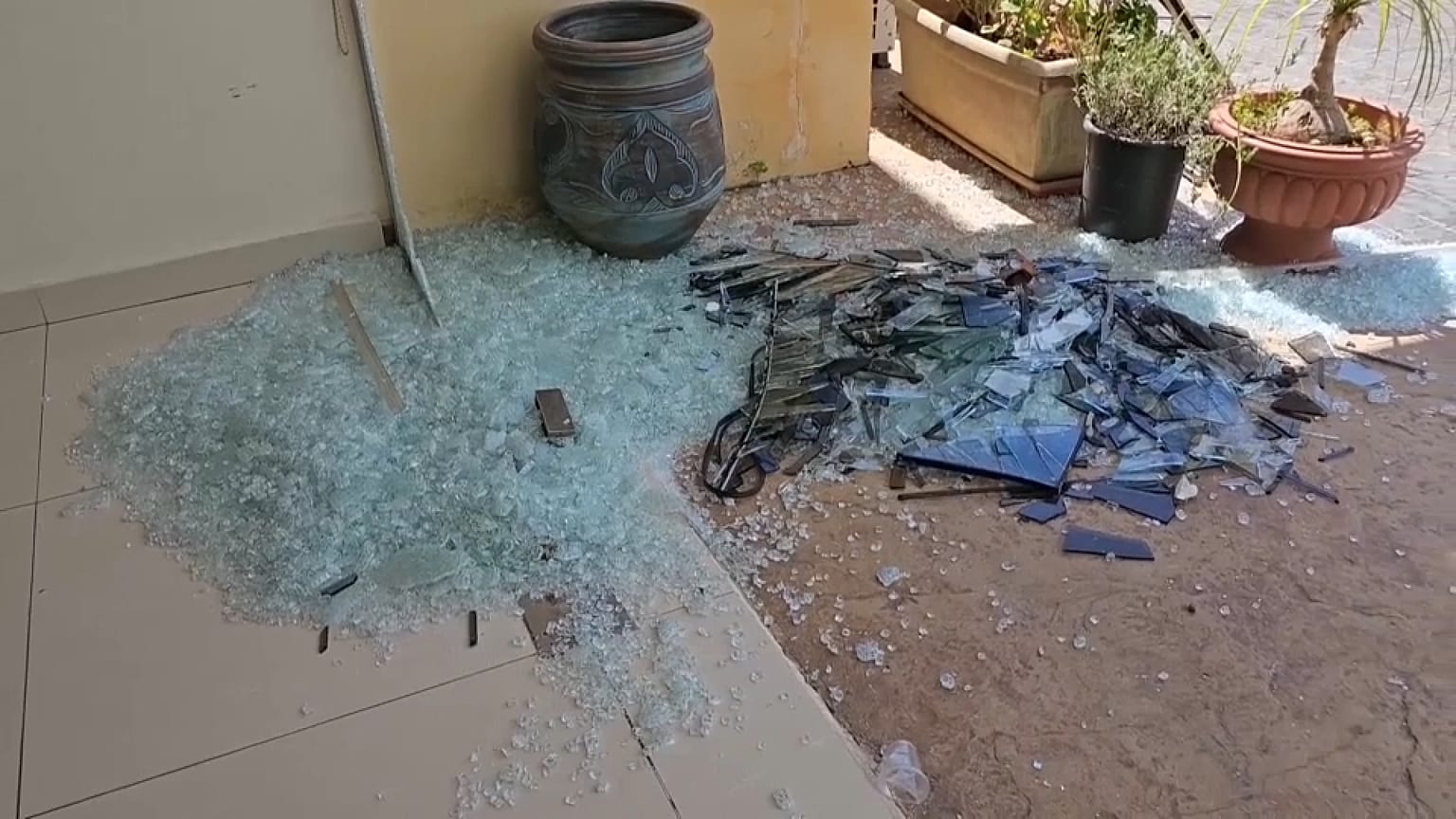 أضرار بالفندق القريب من موقع الغارة