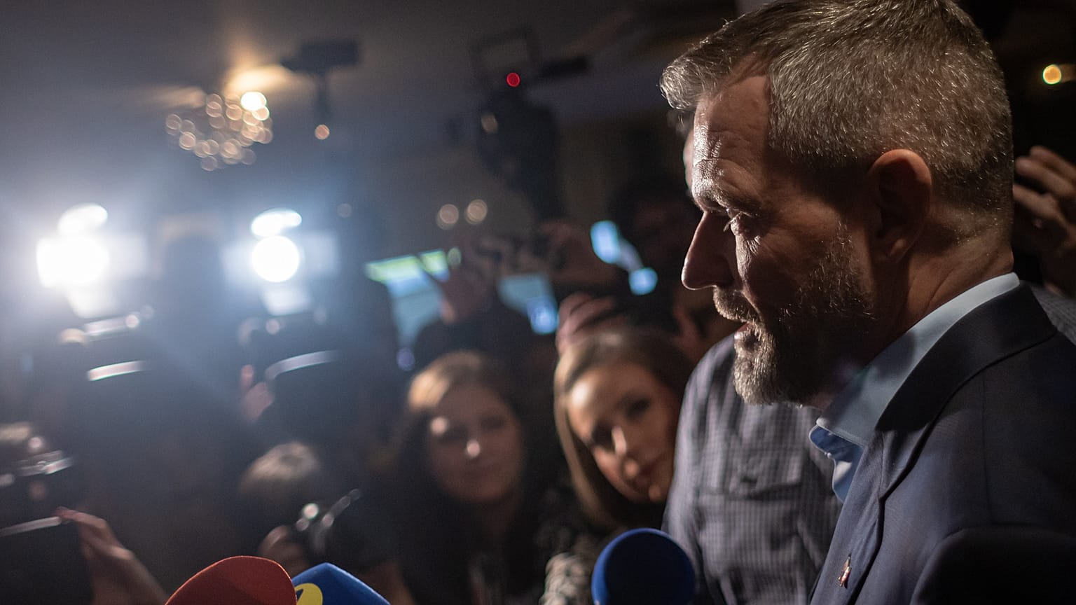 Peter Pellegrini a sajtónak nyilatkozik Pozsonyban 2024. április 6-án