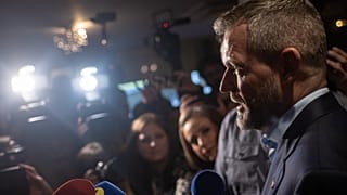 Peter Pellegrini a sajtónak nyilatkozik Pozsonyban 2024. április 6-án
