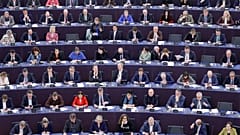 Felszólalást hallgatnak képviselők az Európai Parlament plenáris ülésén Strasbourgban 2024. február 27-én