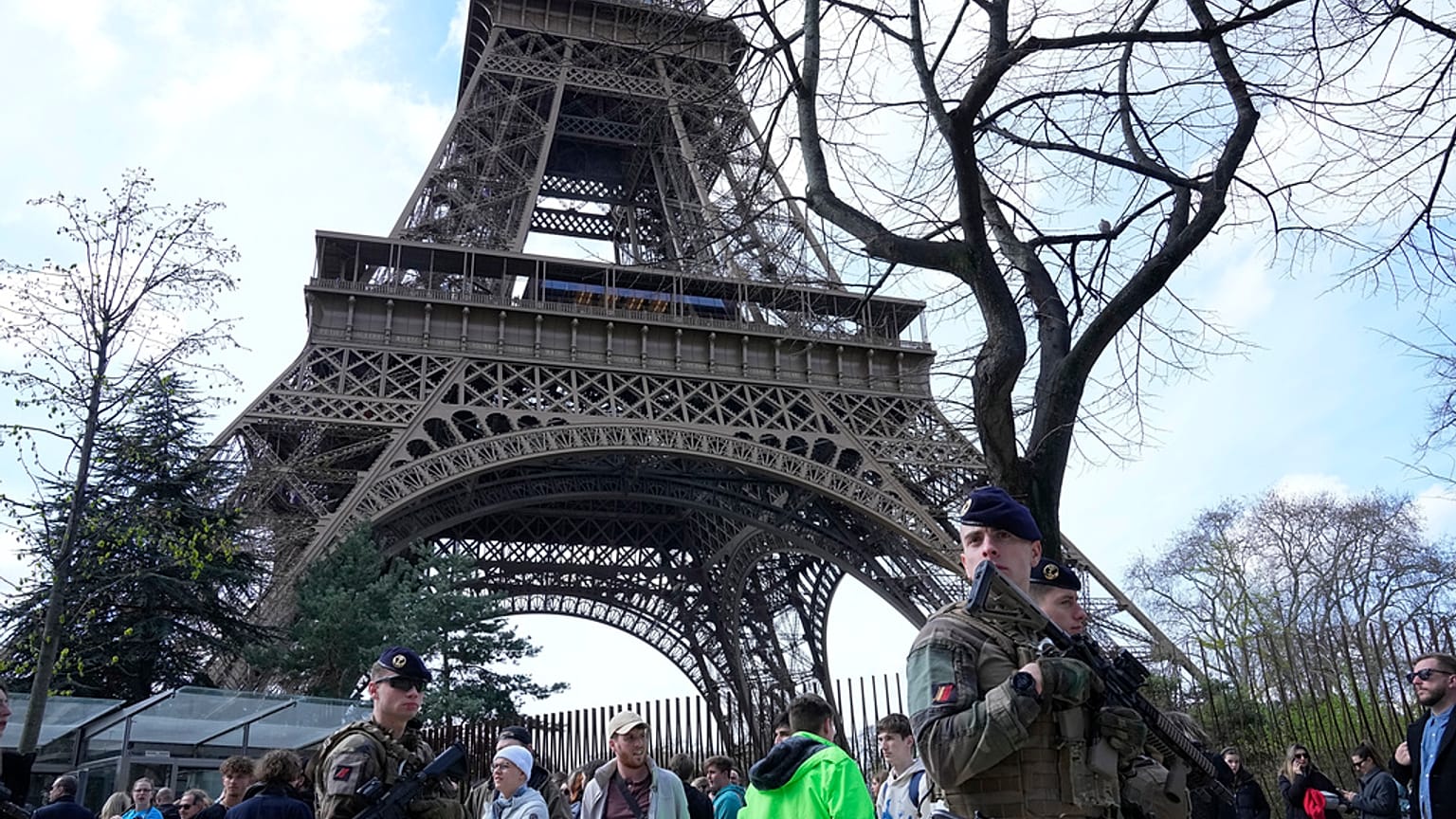جنود يقومون بدورية عند برج إيفل