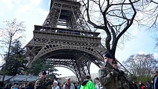 جنود يقومون بدورية عند برج إيفل