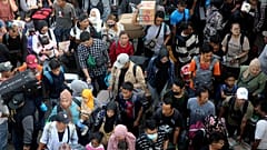  محطات القطارات في جاكرتا تشهد ازدحاما كبيرا قبيل عيد الفطر