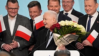 Лидер партии "Право и справедливость" Ярослав Качиньский принимает поздравления, 7 апреля 2024.