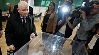 Jaroslaw Kaczynski, der Vorsitzende der oppositionellen konservativen PiS, stimmt am Sonntag, dem 7. April 2024, bei den polnischen Kommunalwahlen in Warschau ab.