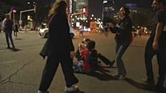 مصابون على الأرض 