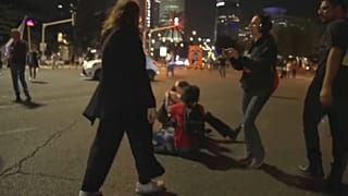 مصابون على الأرض 